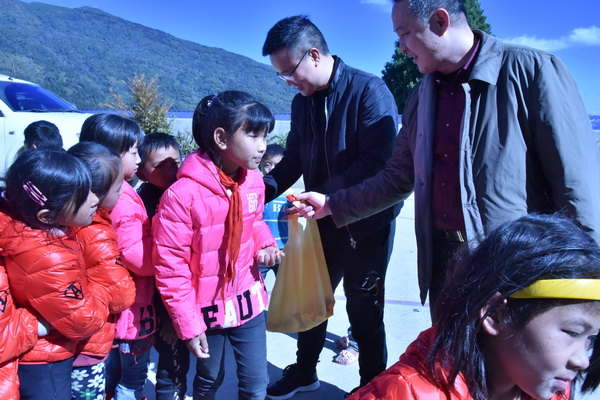  東成文宋“暖冬”愛心公益團與期垤小學師生交流互動